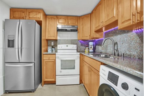 Copropriété à louer à Miami, Floride: 2 chambres, 70.61 m2 № 1966683 - photo 13