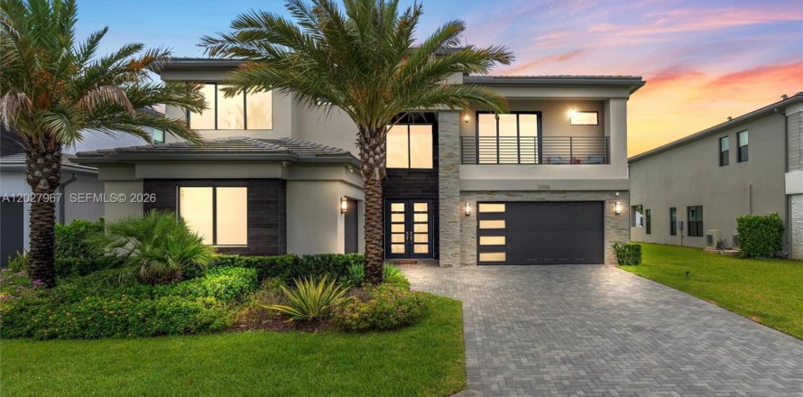 House in Boca Raton, Florida 5 bedrooms, 479.65 sq.m. № 2186306