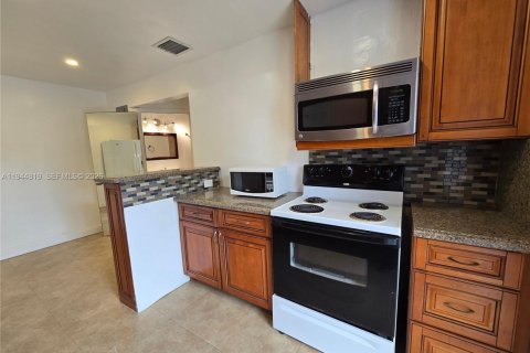 Снять в аренду виллу или дом в Майами, Флорида 2 спальни, 65.03м2, № 2006005 - фото 3