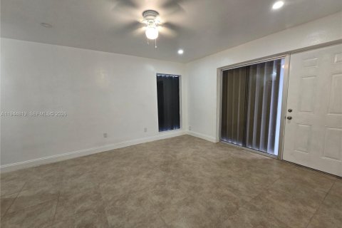 Снять в аренду виллу или дом в Майами, Флорида 2 спальни, 65.03м2, № 2006005 - фото 11