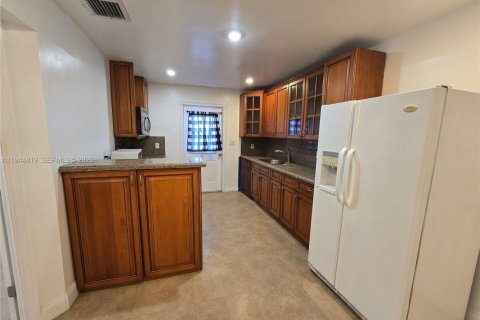 Снять в аренду виллу или дом в Майами, Флорида 2 спальни, 65.03м2, № 2006005 - фото 6