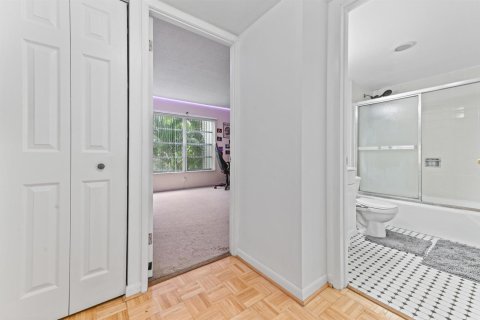 Купить таунхаус в Окленд-Парк, Флорида 7 комнат, 92.9м2, № 2081540 - фото 15