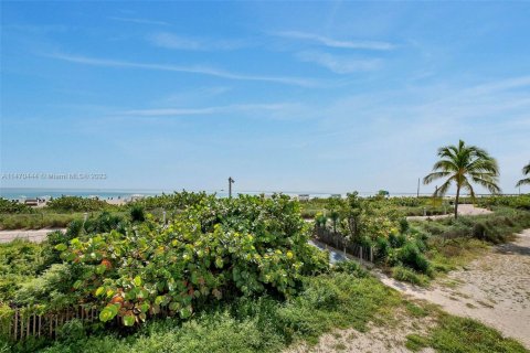Condo in Miami Beach, Florida, 1 bedroom № 2060188 - photo 14