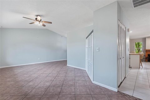 House in Palm Coast, Florida 3 bedrooms, 152.27 sq.m. № 1858216 - photo 6