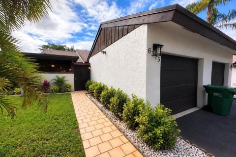 Townhouse in Tamarac, Florida 2 bedrooms, 98.48 sq.m. № 2417929