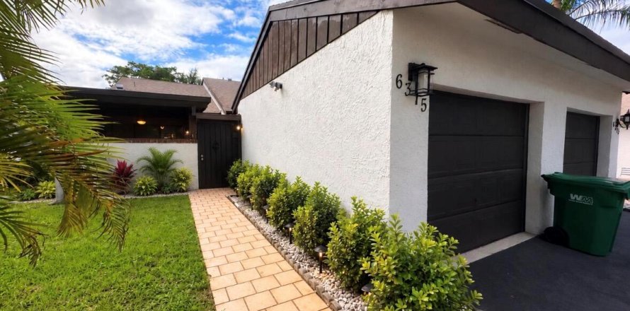 Townhouse in Tamarac, Florida 2 bedrooms, 98.48 sq.m. № 2417929