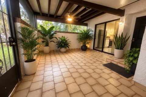 Townhouse in Tamarac, Florida 2 bedrooms, 98.48 sq.m. № 2417929 - photo 2