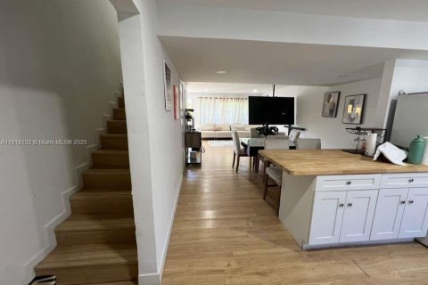 Townhouse in Miami, Florida 2 bedrooms, 100.89 sq.m. № 2018766 - photo 13