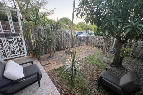 Townhouse in Miami, Florida 2 bedrooms, 100.89 sq.m. № 2018766 - photo 25