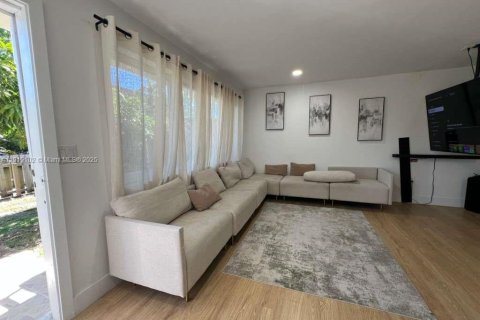 Townhouse in Miami, Florida 2 bedrooms, 100.89 sq.m. № 2018766 - photo 3