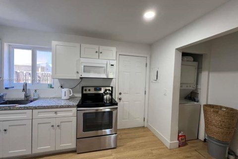 Townhouse in Miami, Florida 2 bedrooms, 100.89 sq.m. № 2018766 - photo 12