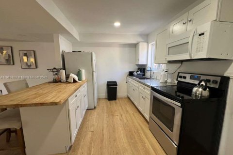 Townhouse in Miami, Florida 2 bedrooms, 100.89 sq.m. № 2018766 - photo 11