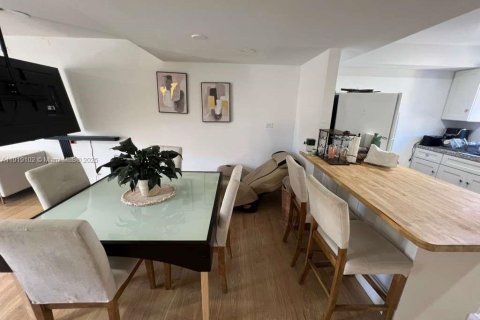 Townhouse in Miami, Florida 2 bedrooms, 100.89 sq.m. № 2018766 - photo 10