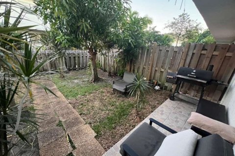 Townhouse in Miami, Florida 2 bedrooms, 100.89 sq.m. № 2018766 - photo 26