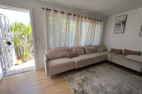 Townhouse in Miami, Florida 2 bedrooms, 100.89 sq.m. № 2018766 - photo 2