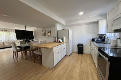 Townhouse in Miami, Florida 2 bedrooms, 100.89 sq.m. № 2018766 - photo 8