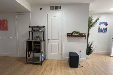 Townhouse in Miami, Florida 2 bedrooms, 100.89 sq.m. № 2018766 - photo 6