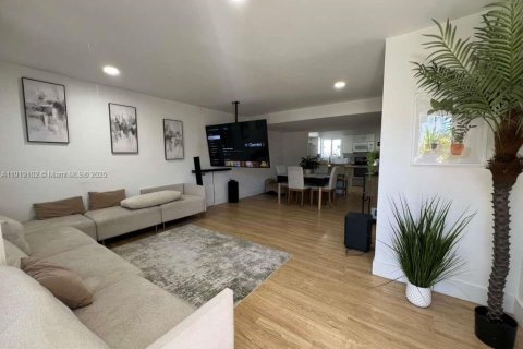 Townhouse in Miami, Florida 2 bedrooms, 100.89 sq.m. № 2018766 - photo 4