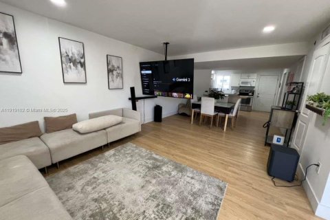 Townhouse in Miami, Florida 2 bedrooms, 100.89 sq.m. № 2018766 - photo 5