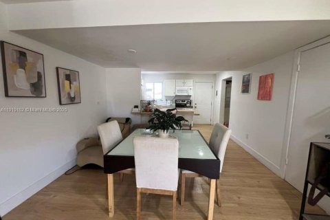 Townhouse in Miami, Florida 2 bedrooms, 100.89 sq.m. № 2018766 - photo 9