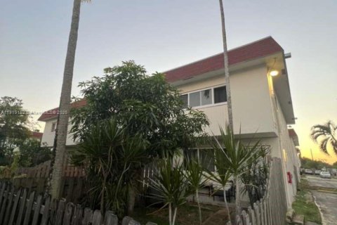 Townhouse in Miami, Florida 2 bedrooms, 100.89 sq.m. № 2018766 - photo 24