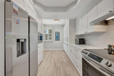 Condo in Pinecrest, Florida, 4 bedrooms  № 2010176 - photo 9