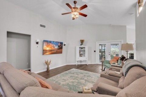 House in Brandon, Florida 3 bedrooms, 157.93 sq.m. № 2287793 - photo 6