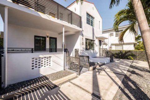 Снять в аренду квартиру в Майами-Бич, Флорида 2 спальни, 100.33м2, № 2067896 - фото 2