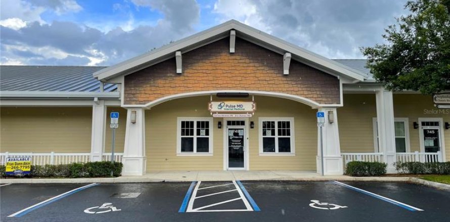 Commercial property in Lady Lake, Florida 178.37 sq.m. № 915668