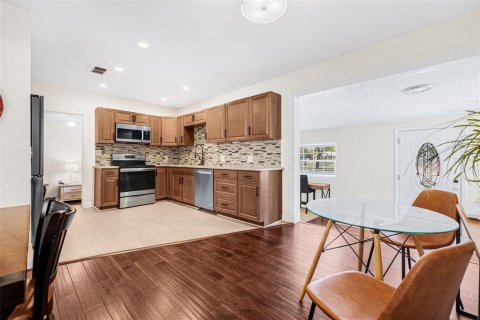 Casa en alquiler en Saint Petersburg, Florida, 3 dormitorios, 140.65 m2 № 1657180 - foto 9