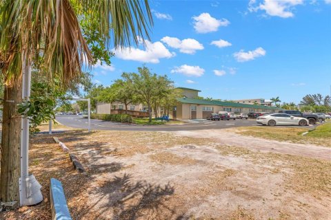 Townhouse in Saint Petersburg, Florida 4 bedrooms, 193.7 sq.m. № 1757114 - photo 27