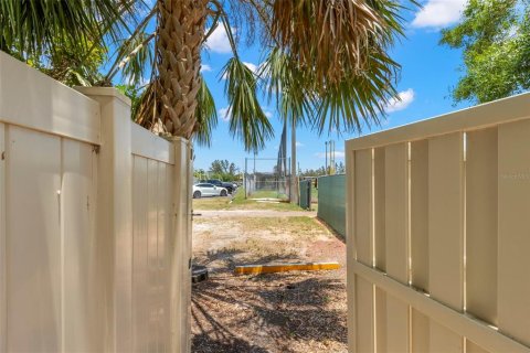 Townhouse in Saint Petersburg, Florida 4 bedrooms, 193.7 sq.m. № 1757114 - photo 26