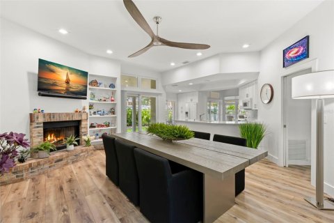 Townhouse in Saint Petersburg, Florida 4 bedrooms, 193.7 sq.m. № 1757114 - photo 14