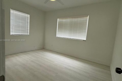 Immobilier commercial à vendre à Miami, Floride: 198.07 m2 № 2051836 - photo 3