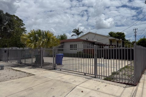 Immobilier commercial à vendre à Miami, Floride: 198.07 m2 № 2051836 - photo 2