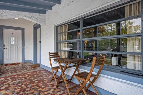 Casa en alquiler en Miami, Florida, 6 dormitorios, 244.7 m2 № 1938193 - foto 14