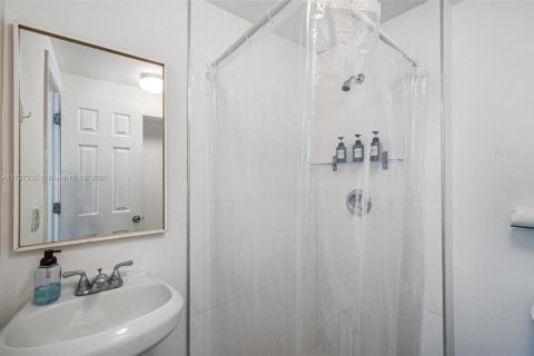 Casa en alquiler en Miami, Florida, 6 dormitorios, 244.7 m2 № 1938193 - foto 19