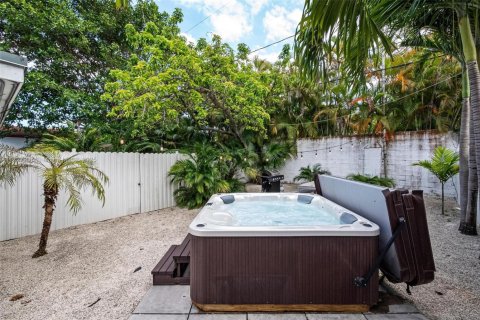 House in Miami, Florida 6 bedrooms, 244.7 sq.m. № 1938193 - photo 4