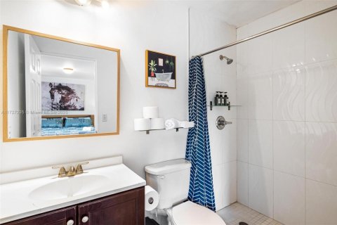 Casa en alquiler en Miami, Florida, 6 dormitorios, 244.7 m2 № 1938193 - foto 29