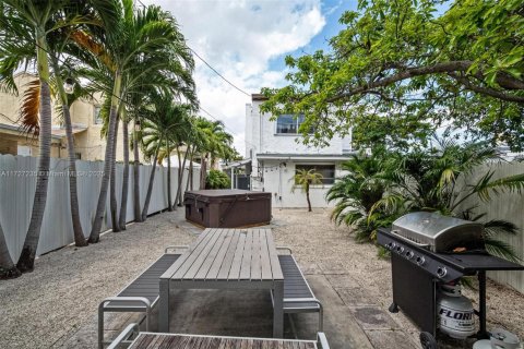 Casa en alquiler en Miami, Florida, 6 dormitorios, 244.7 m2 № 1938193 - foto 16