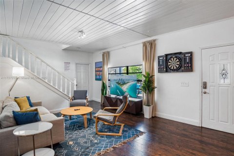 Casa en alquiler en Miami, Florida, 6 dormitorios, 244.7 m2 № 1938193 - foto 2