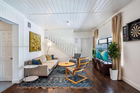 Casa en alquiler en Miami, Florida, 6 dormitorios, 244.7 m2 № 1938193 - foto 3