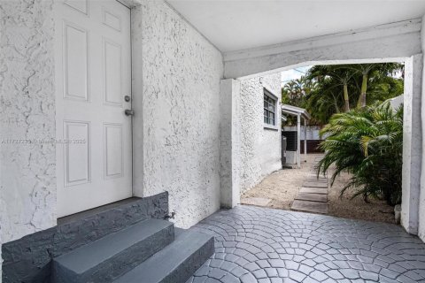 House in Miami, Florida 6 bedrooms, 244.7 sq.m. № 1938193 - photo 15