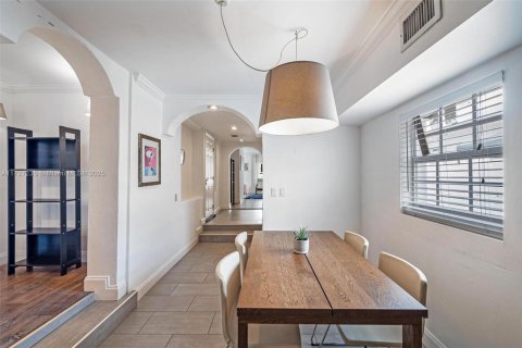 Casa en alquiler en Miami, Florida, 6 dormitorios, 244.7 m2 № 1938193 - foto 12