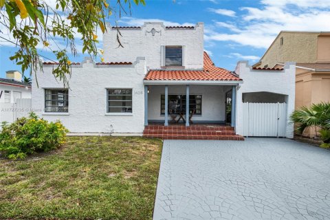 Casa en alquiler en Miami, Florida, 6 dormitorios, 244.7 m2 № 1938193 - foto 1