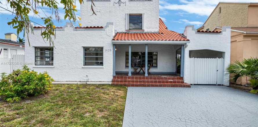 Casa en Miami, Florida 6 dormitorios, 244.7 m2 № 1938193