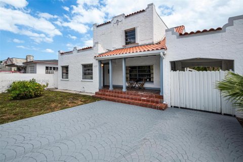 Casa en alquiler en Miami, Florida, 6 dormitorios, 244.7 m2 № 1938193 - foto 5