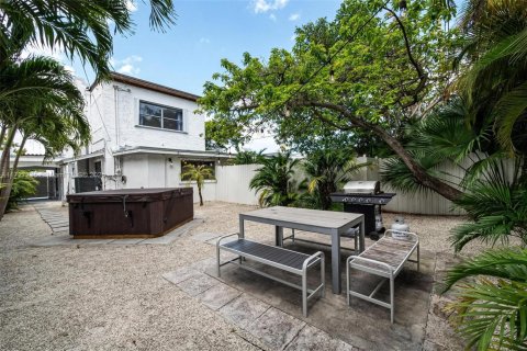 Casa en alquiler en Miami, Florida, 6 dormitorios, 244.7 m2 № 1938193 - foto 17
