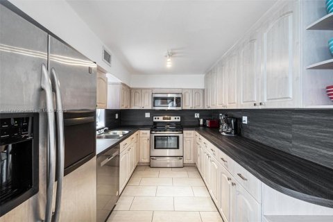 Casa en alquiler en Miami, Florida, 6 dormitorios, 244.7 m2 № 1938193 - foto 10