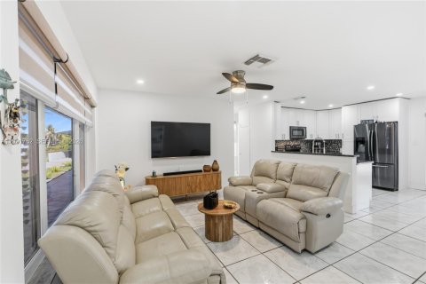 House in Pompano Beach, Florida 4 bedrooms, 117.15 sq.m. № 2065015 - photo 8